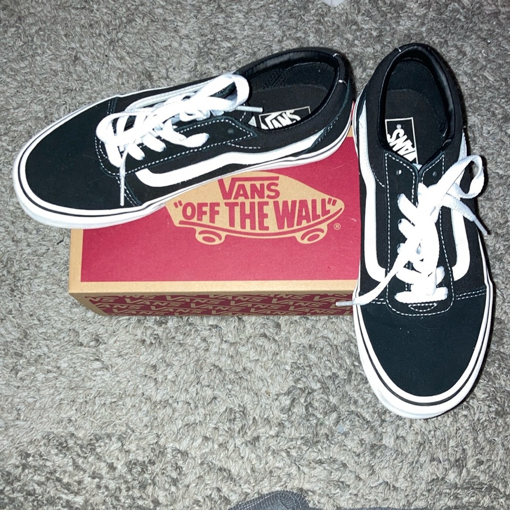 Black & white big kids size 5 Vans Ward low top sneakers
